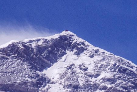 (miniature) Des géomètres chinois effectuent des relevés au sommet du mont Qomolangma