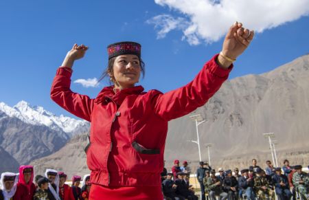 (miniature) Une habitante danse lors d'une activit&eacute; communautaire dans le village de Rasekam du district autonome tadjik de Taxkorgan