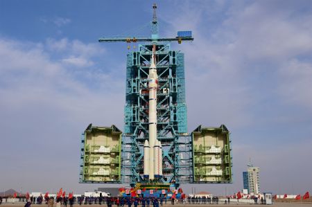 (miniature) La combinaison du vaisseau spatial habité Shenzhou-15 et d'une fusée porteuse Longue Marche-2F est transférée sur la zone de lancement du Centre de lancement de satellites de Jiuquan