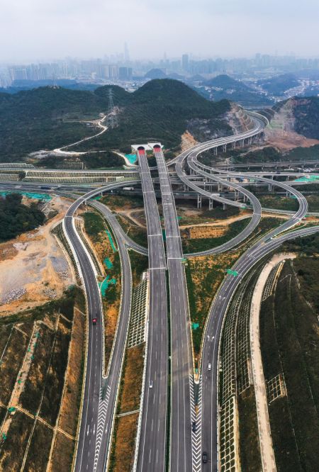 (miniature) Photo aérienne prise le 24 novembre 2023 montre des véhicules circulant sur l'autoroute reliant Guiyang