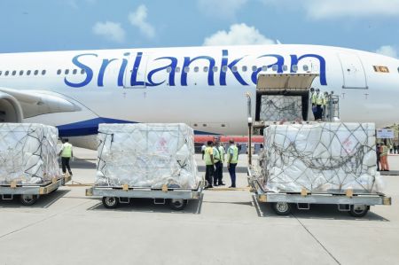 (miniature) Des employés transportent les vaccins Sinopharm COVID-19 à l'Aéroport international de Bandaranaike à Colombo