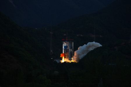 (miniature) Une fusée porteuse Longue Marche-2D transportant le satellite Yaogan-42 01 décolle du Centre de lancement de satellites de Xichang