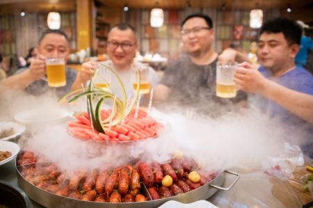 (miniature) Des clients dégustent des écrevisses dans un restaurant à Qianjiang