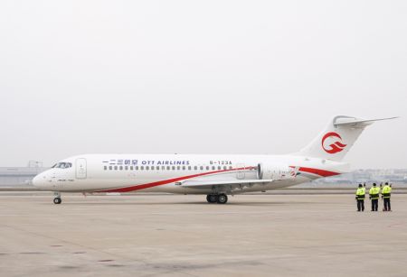 (miniature) Un avion de ligne ARJ21 de One Two Three Airlines (OTT Airlines) se dirige vers la zone désignée avant d'effectuer son premier vol à l'aéroport international Hongqiao de Shanghai
