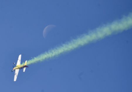 (miniature) Un avion participe &agrave; un spectacle acrobatique lors d'un &eacute;v&eacute;nement public organis&eacute; par l'Association des propri&eacute;taires d'avions et des pilotes de Chine (China Aircraft Owners and Pilots Association