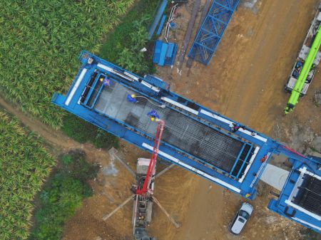 (miniature) Des ouvriers travaillent sur le chantier de construction d'une autoroute reliant Yufeng et Yizhou dans la région autonome Zhuang du Guangxi (sud de la Chine)