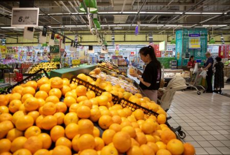 (miniature) Une cliente sélectionne des fruits dans un supermarché de la ville de Xinghua