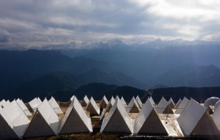 (miniature) Un hôtel de tentes au sommet du mont Niubei dans la province chinoise du Sichuan (sud-ouest)