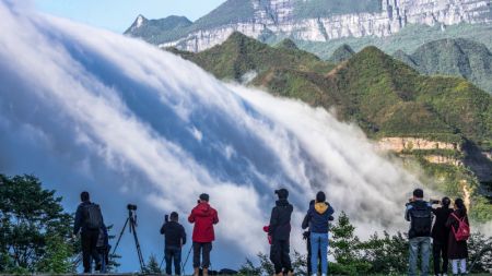 (miniature) Des touristes apprécient des nuages dévalant du mont Jinfo à Chongqing
