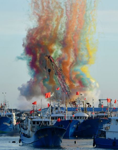 (miniature) Photo a&eacute;rienne d'une c&eacute;l&eacute;bration marquant la fin du moratoire sur la p&ecirc;che dans un port de Pinghai &agrave; Putian