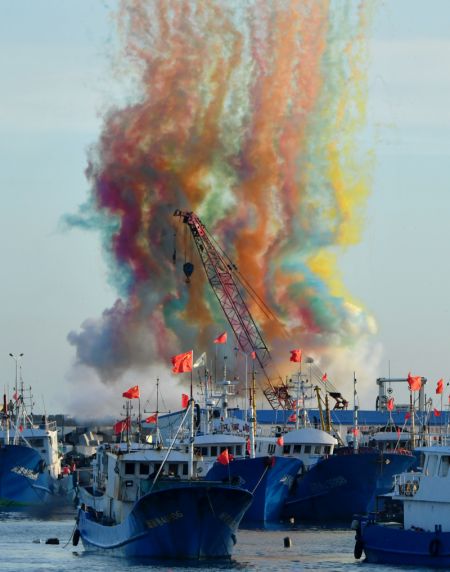 (miniature) Photo aérienne d'une célébration marquant la fin du moratoire sur la pêche dans un port de Pinghai à Putian