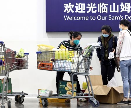 (miniature) Des clients font leurs courses dans un magasin Sam's Club du bourg de Beicai