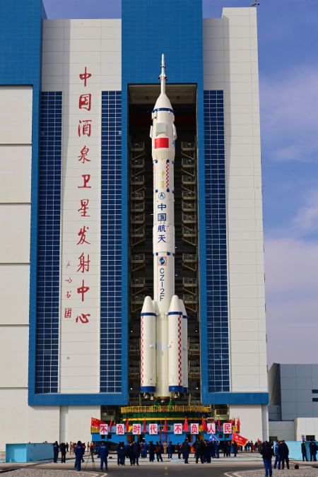 (miniature) La combinaison du vaisseau spatial habité Shenzhou-15 et d'une fusée porteuse Longue Marche-2F est transférée sur la zone de lancement du Centre de lancement de satellites de Jiuquan