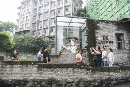 (miniature) Des touristes visitent la ruelle Shancheng dans l'arrondissement de Yuzhong