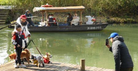 (miniature) Touristes dans le Parc national des zones humides de Xixi