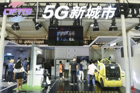 (miniature) Des gens visitent la zone d'exposition dédiée aux services de communications 5G au Salon international du commerce des services de Chine 2020
