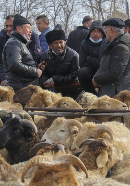 (miniature) Des personnes négocient sur un marché de produits agricoles du district de Yining