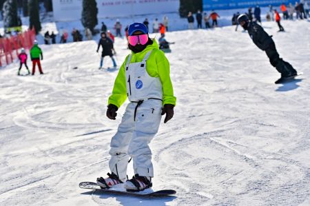 (miniature) Une personne fait du surf des neiges dans une station de sports d'hiver à Qingzhou