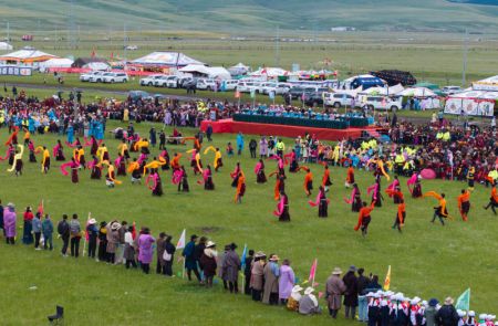 (miniature) Des habitants présentent la danse de Guozhuang dans les prairies du district de Baiyu de la préfecture autonome tibétaine de Garze