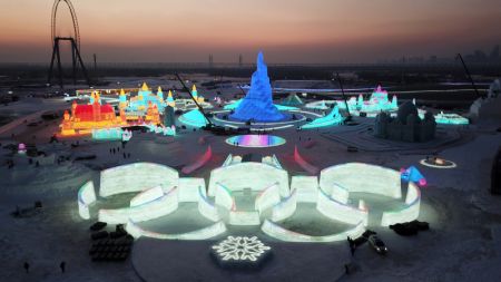 (miniature) Photo a&eacute;rienne prise le 23 d&eacute;cembre 2021 du chantier d'Harbin Ice-Snow World