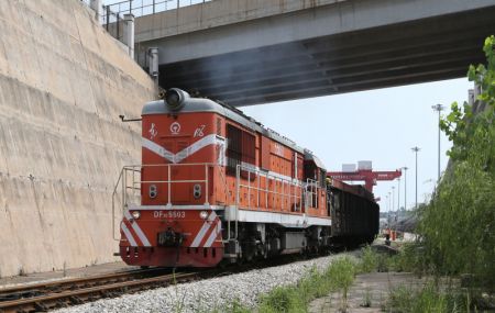 (miniature) Un train de fret quitte une base logistique à Lianyungang