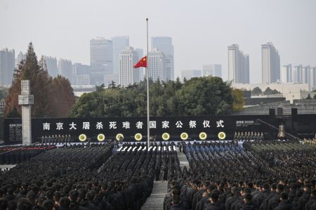 (miniature) La onzième cérémonie commémorative nationale à la mémoire des victimes du massacre de Nanjing se tient au Mémorial des victimes du massacre de Nanjing par les envahisseurs japonais à Nanjing