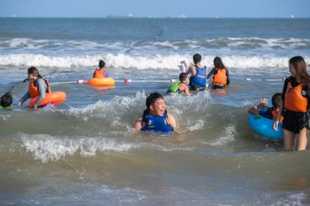 (miniature) Des touristes dans une station balnéaire sur l'île de Zhujiajian à Zhoushan