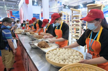 (miniature) Des employ&eacute;s pr&eacute;parent des produits de la mer lors de l'Expo internationale sur les fruits de mer et la p&ecirc;che de Chine (Fuzhou) 2023