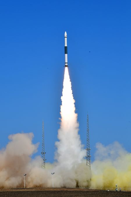 (miniature) Une fusée porteuse Kuaizhou-1A transportant le satellite d'essai Tianxing-1 décolle du Centre de lancement de satellites de Jiuquan