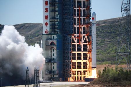 (miniature) Une fusée porteuse Longue Marche-6C transportant quatre satellites décolle depuis le centre de lancement des satellites de Taiyuan