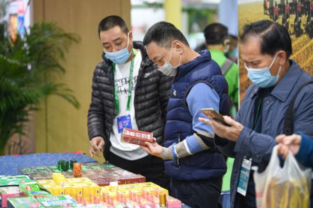 (miniature) Des gens visitent le Salon international d'hiver des produits agricoles tropicaux de Chine (Hainan) 2020