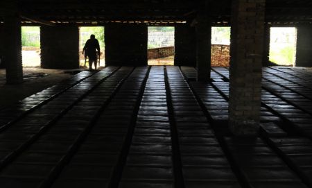 (miniature) Un ouvrier transporte des briques en adobe dans une briqueterie du bourg Chu'an