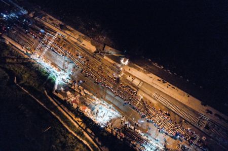 (miniature) Photo aérienne prise le 2 septembre montrant le chantier du projet d'extension de la gare de Shazi à Chongqing (sud-ouest)