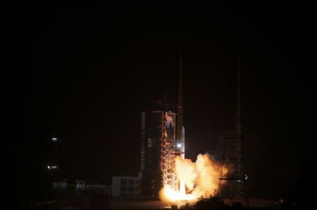 (miniature) Une fusée porteuse Longue Marche-2D transportant un groupe de satellites de télédétection décolle depuis le Centre de lancement des satellites de Xichang