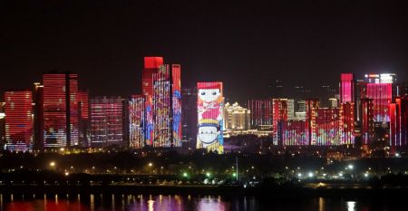(miniature) Photo prise le 14 avril 2020 d'un spectacle de lumières à Wuhan
