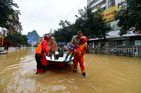 (miniature) Des sauveteurs transf&egrave;rent des personnes bloqu&eacute;es par bateau &agrave; Rongshui