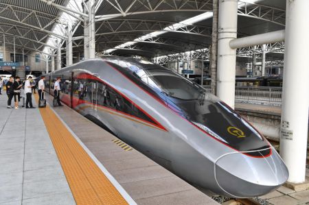 (miniature) Des passagers et des membres du personnel montent à bord du train G916