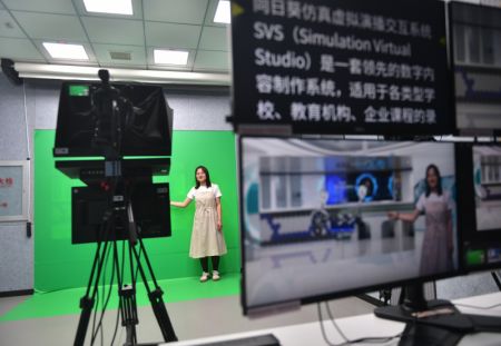 (miniature) Une employée fait la démonstration d'un enregistrement de cours via un studio virtuel de simulation chez l'entreprise Sunflower Digital Technology