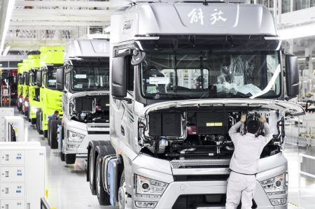 (miniature) Des ouvriers travaillent dans une usine intelligente de camions FAW Jiefang J7