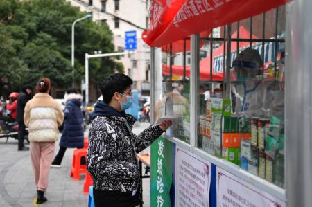 (miniature) Un homme reçoit des médicaments dans une clinique de traitement de la fièvre de l'arrondissement de Kaifu