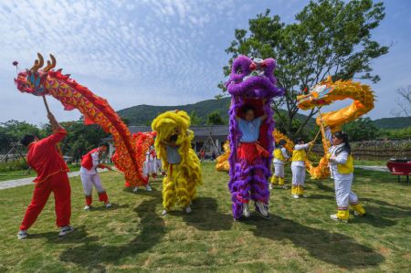 (miniature) Des enfants participent à des activités pour célébrer la prochaine fête des Bateaux-Dragons dans une ferme à Huzhou