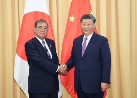 (miniature) Le président chinois Xi Jinping rencontre le 15 novembre 2024 le Premier ministre japonais Shigeru Ishiba en marge de la 31e Réunion des dirigeants économiques de la Coopération économique pour l'Asie-Pacifique (APEC) à Lima