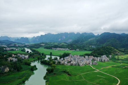 (miniature) Photo aérienne du paysage rural du district autonome Yao de Bama