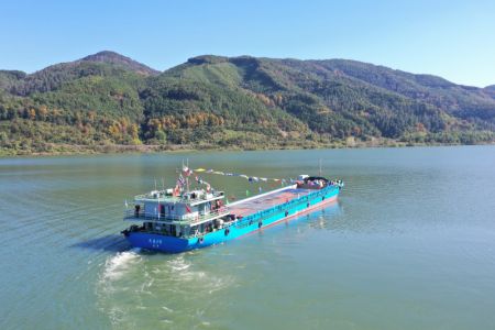 (miniature) Photo aérienne d'un cargo à énergie nouvelle naviguant vers le port de Fuzhou