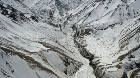 (miniature) Photo aérienne des montagnes enneigées dans le bourg de Dangchengwan du district autonome mongol de Subei