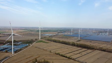 (miniature) Photo aérienne prise le 13 avril 2022 d'un parc éolien dans la nouvelle zone de Binhai