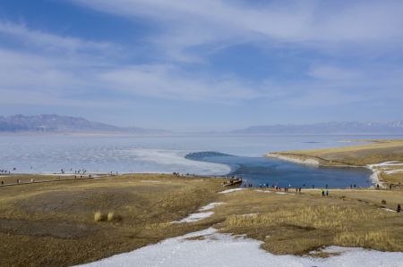 (miniature) Photo aérienne prise le 6 avril 2023 du lac Sayram dans la préfecture autonome mongole de Börtala