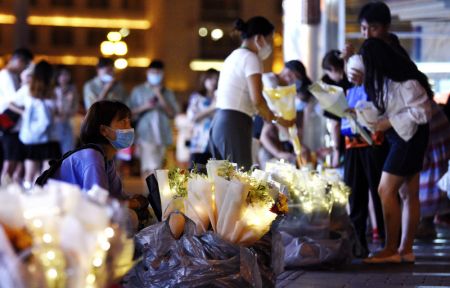 (miniature) Des gens achètent des fleurs dans la rue à Xi'an
