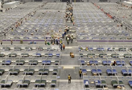 (miniature) Des ouvriers travaillent sur le chantier d'un hôpital temporaire au Centre national des expositions et des congrès (Shanghai)