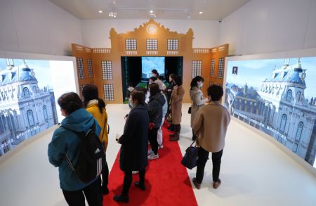 (miniature) Des visiteurs à l'exposition itinérante du château de Versailles à Shanghai